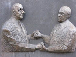 Stèle du Général de Gaulle et du Chancelier Adenauer à Berlin Stèle du Général de Gaulle et du Chancelier Adenauer à Berlin