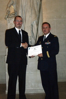 Le Président du Cercle Esprits de Défense remettant le diplôme d'honneur du Cercle Esprits de Défense Le Président du Cercle Esprits de Défense remettant le diplôme d'honneur du Cercle Esprits de Défense