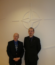 Alexandre Wattin et Gregory Dufour du Cercle Esprits de Défense lors de leur visite à l'Etat-Major de l'OTAN Alexandre Wattin et Gregory Dufour du Cercle Esprits de Défense lors de leur visite à l'Etat-Major de l'OTAN