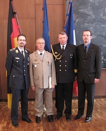 de gauche à droite : l'Adjudant-Chef Andrees, Patrick Evesque, le Contre-Amiral von Maltzan et Gregory Dufour, Président du Cercle Esprits de Défense de gauche à droite : l'Adjudant-Chef Andrees, Patrick Evesque, le Contre-Amiral von Maltzan et Gregory Dufour, Président du Cercle Esprits de Défense