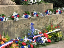 Le monument aux Morts fleuri par des jeunes messins Le monument aux Morts fleuri par des jeunes messins