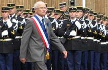 Dominique Gros, Maire de Metz, lors de la prise d'armes le 8 mai 2009 Dominique Gros, Maire de Metz, lors de la prise d'armes le 8 mai 2009