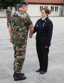 Le Colonel Laval félicitant Laurence Vieille Le Colonel Laval félicitant Laurence Vieille