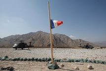 Le drapeau de la France flottant dans la base Nijrab dans la province de Kapisa en octobre 2008 Le drapeau de la France flottant dans la base Nijrab dans la province de Kapisa en octobre 2008