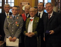 de gauche à droite : Norbert Schüller, Caporal-Chef Samuel Lienert, lauréat du Prix Dulac, Général Michel Forget, Jean-Claude Casanova, Gregory Dufour, et Wolfgang Balzer, lauréat du Prix Valmy de gauche à droite : Norbert Schüller, Caporal-Chef Samuel Lienert, lauréat du Prix Dulac, Général Michel Forget, Jean-Claude Casanova, Gregory Dufour, et Wolfgang Balzer, lauréat du Prix Valmy