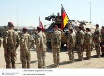 Soldats de la Bundeswehr rendant hommage à leurs trois camarades tombés  - source Bundeswehr / Uwe Schwitt