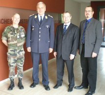 Le Lieutenant-Colonel Bidon, le Lieutenant-Colonel Giesau, Gerhard Metzler et Gregory Dufour Le Lieutenant-Colonel Bidon, le Lieutenant-Colonel Giesau, Gerhard Metzler et Gregory Dufour