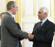 Gregory Dufour, Président du Cercle Esprits de Défense, recevant les félicitations d'Adrien Gouteyron, Vice-Président du Sénat Gregory Dufour, Président du Cercle Esprits de Défense, recevant les félicitations d'Adrien Gouteyron, Vice-Président du Sénat