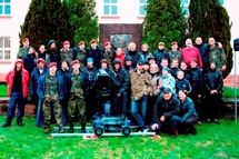 L'équipe du tournage avec en arrière plan la stèle de Turenne et le bâtiment de l'ancien Etat-Major du 1er RC L'équipe du tournage avec en arrière plan la stèle de Turenne et le bâtiment de l'ancien Etat-Major du 1er RC