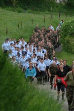 La marche de l'Armée luxembourgeoise a réuni plus de 8 000 personnes en 2010 (crédit : www.marche.lu) La marche de l'Armée luxembourgeoise a réuni plus de 8 000 personnes en 2010 (crédit : www.marche.lu)