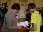 Elisabeth Castellotti, sous-préfète et directrice de Cabinet du Préfet de la Région Lorraine, remettant un diplôme à un jeune Mosellan