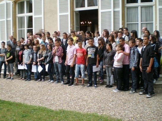 Les cadets de la mémoire 2011 dans les jardins de l'Hôtel de la Préfecture