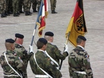 Soldats et drapeaux français, côte à côte, lors de la prise d'Armes en l'honneur de l'arrivée à Metz du 3ème Régiment de Hussards Soldats et drapeaux français, côte à côte, lors de la prise d'Armes en l'honneur de l'arrivée à Metz du 3ème Régiment de Hussards