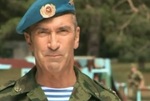 Le chanteur russe Alexandre Buinov rendant hommage aux troupes aéroportées russes