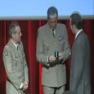 Le Général de Brigade, Alain Boulnois, le Chef d'Etat-Major de l'Armée de Terre, le Général d'Armée Bruno Cuche et Gregory Dufour, Président du Cercle Esprits de Défense Le Général de Brigade, Alain Boulnois, le Chef d'Etat-Major de l'Armée de Terre, le Général d'Armée Bruno Cuche et Gregory Dufour, Président du Cercle Esprits de Défense