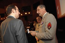 Le Général Cuche et Gregory Dufour, Président du Cercle Esprits de Défense Le Général Cuche et Gregory Dufour, Président du Cercle Esprits de Défense