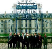 Les participants à l'Assemblée générale de l'ANRAT devant l'Ecole de Cavalerie à Saumur