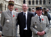 Le Président du Cercle Esprits de Défense entouré de Bruno Cuche, ancien Chef d'Etat-Major de l'Armée de Terre et du Colonel Francis Masset, tous deux élevés à la dignité de Grand Officier de la Légion d'Honneur Le Président du Cercle Esprits de Défense entouré de Bruno Cuche, ancien Chef d'Etat-Major de l'Armée de Terre et du Colonel Francis Masset, tous deux élevés à la dignité de Grand Officier de la Légion d'Honneur