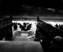 Soldats américains lors du débarquement sur une plage de Normandie le 6 juin 1944 Soldats américains lors du débarquement sur une plage de Normandie le 6 juin 1944