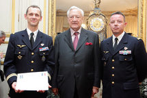 Le Colonel Carré, Commandant de la Base aérienne de Mont de Marson, Christian Poncelet, Président du Sénat et le Capitaine François Maurice le 3 juin lors de la remise du Trophée Civisme et Défense Le Colonel Carré, Commandant de la Base aérienne de Mont de Marson, Christian Poncelet, Président du Sénat et le Capitaine François Maurice le 3 juin lors de la remise du Trophée Civisme et Défense