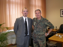 Le Président du Cercle Esprits de Défense et le Général Volker Bescht, Commandant de la Brigade aéroportée de la Bundeswehr Le Président du Cercle Esprits de Défense et le Général Volker Bescht, Commandant de la Brigade aéroportée de la Bundeswehr
