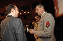 Le Président du Cercle Esprits de Défense recevant le premier insigne de la réserve citoyenne des mains du Général Bruno Cuche en décembre 2007 Le Président du Cercle Esprits de Défense recevant le premier insigne de la réserve citoyenne des mains du Général Bruno Cuche en décembre 2007