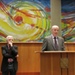 Jean-Pierre Masseret recevant  un présent des mains de Georges Mentré, Président de l'Association lorraine de l'IHEDN