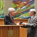 Jean-Pierre Masseret recevant  un présent des mains de Georges Mentré, Président de l'Association lorraine de l'IHEDN