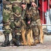 Soldat accompagné de son berger allemand sur la place d'Armes