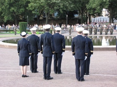 Soldats au  au garde à vous