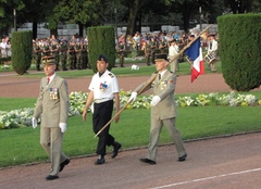 Le Général Chinouilh passant les troupes en revue