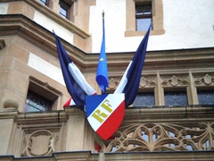 Drapeaux tricolores sur le fronton du Palais du Gouverneur de Metz