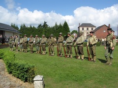 Uniformes et armes d'époques portés par des passionnés d'histoire Uniformes et armes d'époques portés par des passionnés d'histoire