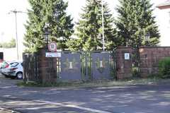 Porte d'entrée de la caserne avec les armes du régiment