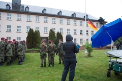 Essai avec l'ancien quartier du 1er Régiment de Cuirassiers en fond