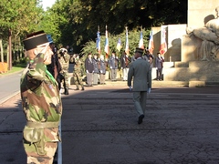 Le Général Chinouilh passe les troupes en revue pour la dernière fois
