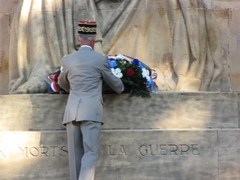 Le Général Chinouilh déposant une gerbe sur le monument aux Morts de Metz Le Général Chinouilh déposant une gerbe sur le monument aux Morts de Metz
