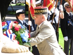 Le Général Péran déposant une gerbe