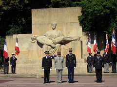 Le Monument aux Morts de Metz avec au premier plan les plus hautes autorités militaires et civiles