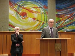 Jean-Pierre Masseret recevant  un présent des mains de Georges Mentré, Président de l'Association lorraine de l'IHEDN