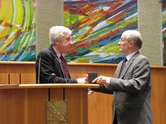 Jean-Pierre Masseret recevant un présent des mains de Georges Mentré, Président de l'Association lorraine de l'IHEDN Jean-Pierre Masseret recevant un présent des mains de Georges Mentré, Président de l'Association lorraine de l'IHEDN