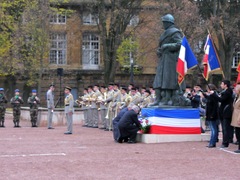 Cérémonie du 11 novembre 2011 à Metz devant le Poilu Cérémonie du 11 novembre 2011 à Metz devant le Poilu