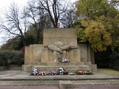 11 novembre 2011 à Metz devant le Monument aux Morts 11 novembre 2011 à Metz devant le Monument aux Morts