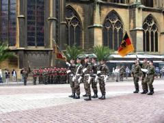 Drapeau français et drapeau allemand côte à côté sur la Place d'Armes de Metz