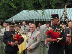 Le Général Péran entouré par les deux cornemuses de la Musique de l'Artillerie de Rennes Le Général Péran entouré par les deux cornemuses de la Musique de l'Artillerie de Rennes