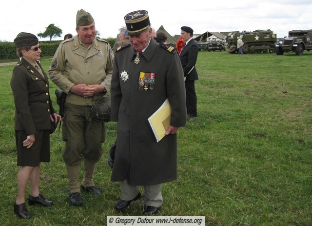Le Colonel Francis Masset, membre d'honneur du Cercle Esprits de Défense (droite)