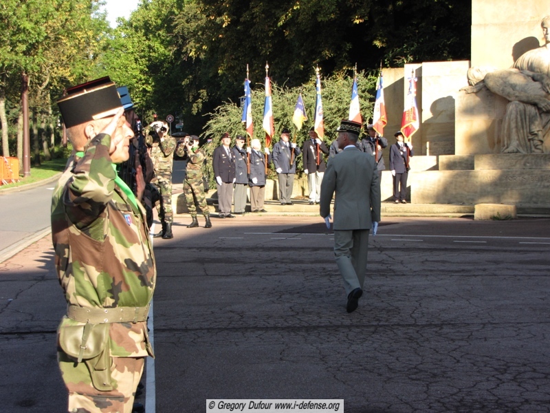 Le Général Chinouilh passe les troupes en revue pour la dernière fois