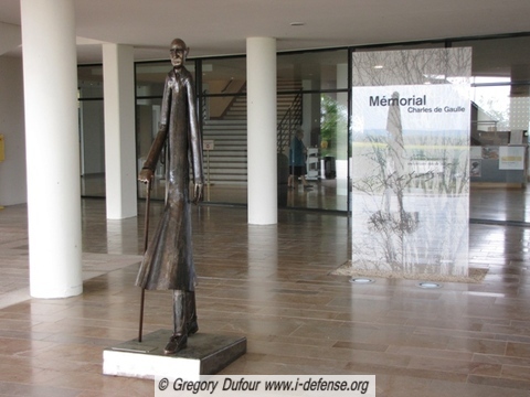 Sculpture du Général de Gaulle de Michel Boussar devant l'entrée du Mémorial Sculpture du Général de Gaulle de Michel Boussar devant l'entrée du Mémorial