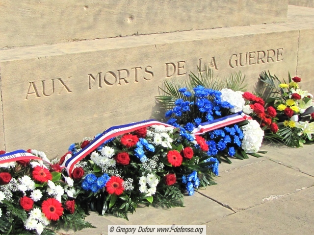 Gerbes devant le monument aux Morts de Metz