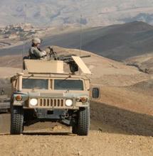 Soldat américain de la 561ème Compagnie de Police militaire rattachée à la 10ème Division de Montagne près de Bagram en Afghanistan Soldat américain de la 561ème Compagnie de Police militaire rattachée à la 10ème Division de Montagne près de Bagram en Afghanistan